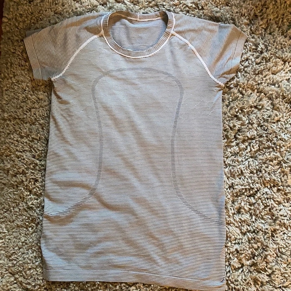 Lululemon swiftly tech short sleeve size 8